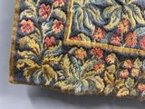 un gros plan sur un tapis orné de fleurs et de feuilles