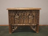 une table en bois ornée de sculptures, dans une pièce
