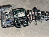 une photo montrant un tas d'objets divers éparpillés sur le sol