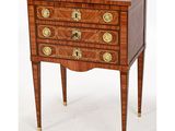 une photo d'une petite commode en bois avec des ferrures en laiton