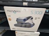 une boîte sur laquelle est posé un aspirateur