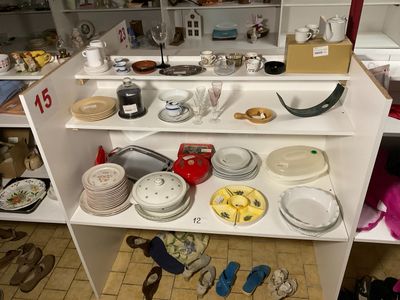 beaucoup d'assiettes et de bols sur les étagères de la cuisine