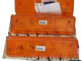 trois feux tricolores orange posés sur une feuille de papier