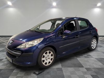 la photo d'une voiture bleue garée dans un garage