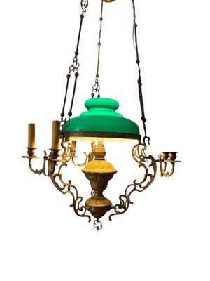 une photo d'un lustre muni d'un abat-jour vert suspendu au plafond