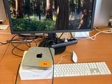 une photo d'un bureau d'ordinateur avec un écran et un clavier