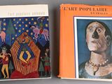 deux livres posés sur une table, à côté d'un tableau représentant une femme et d'un autre représentant un homme