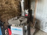 une machine qui se trouve dans le coin d'une pièce