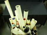 de nombreux rouleaux de papier toilette dans une boîte posée par terre