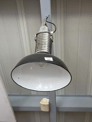 une lampe suspendue au plafond de la pièce