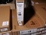 de nombreux cartons empilés sur le sol
