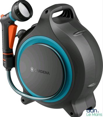 une image représentant un tuyau noir et bleu sur lequel est fixée une lampe