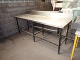 une table placée au milieu d'une pièce