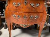 une commode en bois surmontée d'un miroir