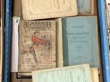 une boîte pleine de livres posée sur le sol
