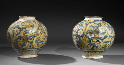 une paire de vases bleus et jaunes ornés de motifs floraux
