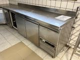un comptoir en acier inoxydable dans une cuisine commerciale