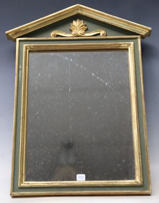 une image représentant un miroir avec un cadre doré et un décor de feuilles