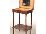 une vieille table en bois sur laquelle est posé un miroir