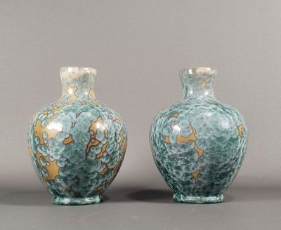 deux vases posés côte à côte sur une surface grise