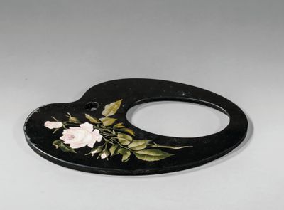 une poignée noire décorée de fleurs peintes