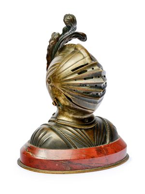 figurine en bronze représentant un chevalier en armure complète, posée sur un socle rouge