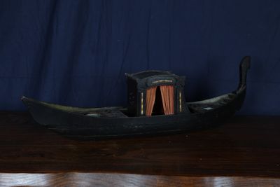 Maquette de Gondole de Venise en tissu et bois sculpté.