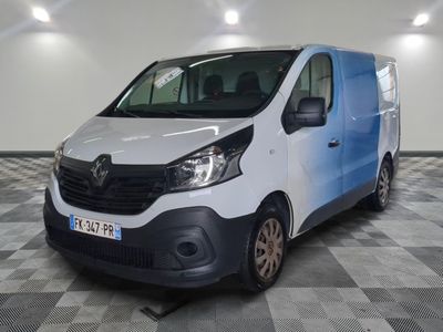 la photo d'une camionnette blanche garée dans un garage