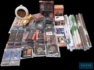un grand nombre d'objets posés sur une table