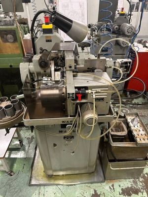 une machine posée sur une table dans une pièce
