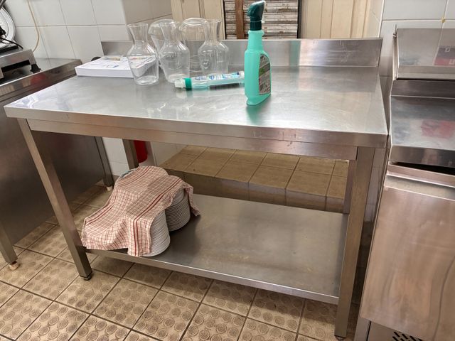 Table inox à dosseret et tablette inférieure 120x 60. Frais en su...