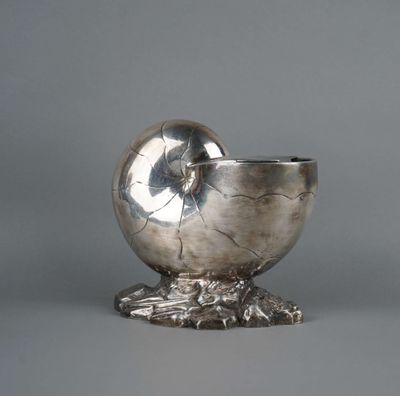 coquillage de style nautique plaqué argent sur un socle, sur fond gris