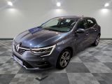 la voiture grise est garée sur un sol en damier dans le garage