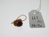 une photo d'une paire de boucles d'oreilles à laquelle est attachée une étiquette