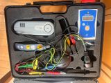 une mallette contenant du matériel électronique, posée sur une table