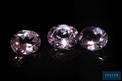 trois saphirs roses sur fond noir