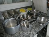 de nombreuses casseroles et poêles sur le comptoir de la cuisine