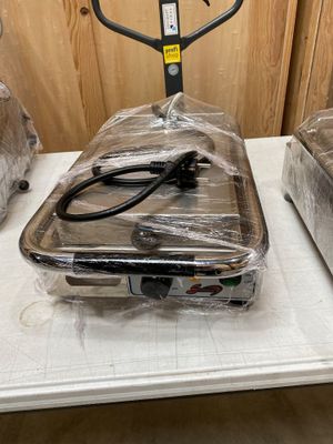 deux bagages emballés dans du plastique, posés sur une table