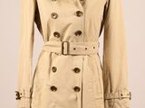 une photo d'un trench-coat pour femme présenté sur un mannequin