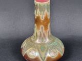 un vase posé sur une surface noire