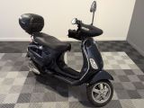 un scooter garé dans une pièce