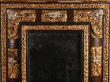 un miroir posé sur une table