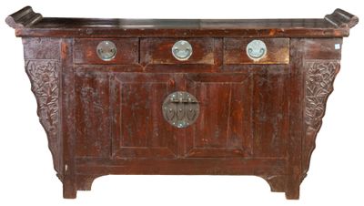 une commode en bois à trois tiroirs surmontée d'une horloge