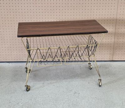 une table sur laquelle se trouve un porte-revues