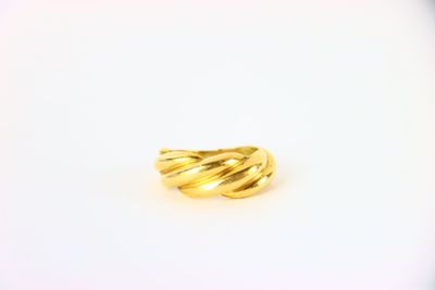 gros plan d'une bague en or sur une surface blanche