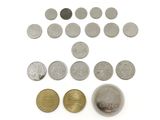 gros plan d'un paquet de pièces de monnaie sur une surface blanche