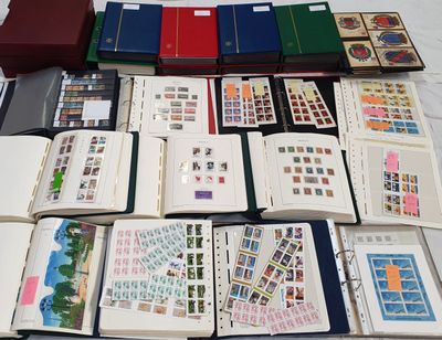 beaucoup de livres posés sur la table, sur lesquels sont apposés des timbres