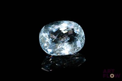 gros plan d'un diamant bleu sur une surface noire