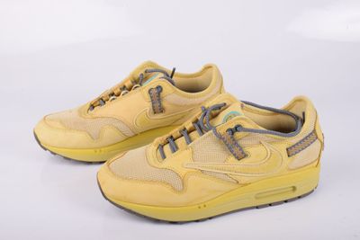 baskets Nike Air Max jaunes sur fond blanc