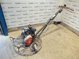 une machine posée sur le sol d'une pièce